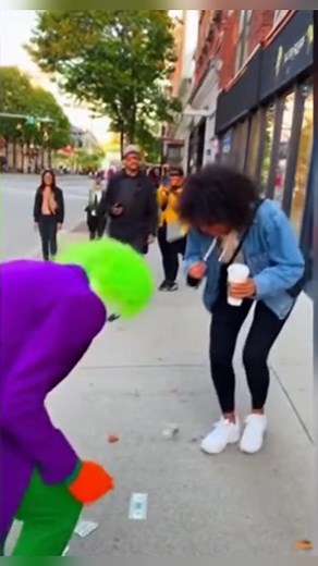 💰 Magic or prank? The clown pretends to give money from an empty hand — strangers are stunned and laughing! Hashtags: #ClownPrank #MoneyTrick #FunnyClown #StreetPranks #ComedyReels #ViralVideo | FunFact Blast
