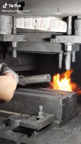 Real video of aluminum alloy forging in Guangdong, precision forging for more than 20 years.#coldforging #hotforging#forgingfactory #dirforging #bicycleparts #forging #outdoors #forging #bicycleforging #outdoors #press #sourcefactory #AviationAluminum6082 #cncprocessingfactory #electrical #electricalequipment