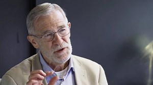 RÜCKBLICK VIDEO von 2015: Interview mit dem ehemaligen CIA-Analyst Ray McGovern In diesem Video interviewt acTVism Munich den ehemaligen CIA Analyst Ray McGovern. Er spricht über seine Erfahrungen beim Geheimdienst sowie über die Gründe, weshalb er ein Aktivist und entschiedener Kritiker der US-Regierung wurde. Das Interview fördert eine Reihe von Kernpunkten zutage: „verschärfte Vernehmungstechniken“ als Euphemismus für das US-Programm zur systematischen Folterung, die Rolle der Europäischen Re
