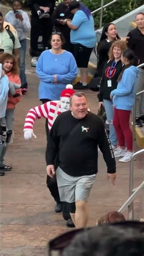 One of the funniest things he’s done all week 😂 #tomthemime #seaworldmime #shorts #comedy