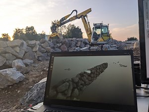 Autonomous Excavator Builds Stone Wall Algorithmically