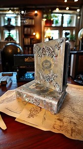 Hola!!! Creo que la proximidad de Halloween ha jugado con mis manos para dejar a un lado mis pensamientos navideños y volver a este estilo con molduras desgastadas y patina antigua que tanto me gusta!! Estos libros-cajas DIY, han formado parte de un diseño que me recuerda a esos tomos que encuentras en librerías antiguas, llenas de globos terráqueos y extraños utensilios para investigación. 🧐 💖🦉 Productos de Re•design with Prima®️ - Foil Transfer “Label Deluxe” - Mould “Majestic Flourish” - M