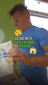 LA AVENA ARROLLADA O TRADICIONAL Se obtiene de moler el grano, por eso la tenés que remojar en agua y luego cocerla o darle una buen hervor (como el que le dás a los demás cereales como el arroz) Pero nunca remojarla y consumirla!!! LA AVENA INSTANTÁNEA Tiene un precocido a vapor, pero no se debe consumir así, antes hay que hidratarla unas horas, tirarle agua hirviendo o darle una breve cocción! EL SALVADO DE AVENA No es mejor ni peor, solo tiene un poco más de fibra que la avena arrollada tradi