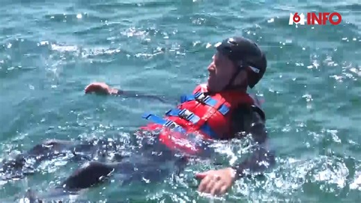 Le Flyboard est une planche propulsée par de puissants jets d'eau qui permet de s'élever au-dessus de l'eau comme un super-héros. Cette activité ludique séduit de plus en plus de vacanciers. Pourquoi pas vous ? 🎥 Mewen Leprëtre 🎙️ Lounis Khelaf | M6 Info