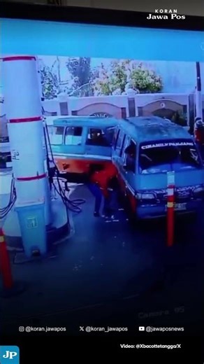 Aksi Sopir Angkot Jatuhkan Uang saat Bayar di SPBU