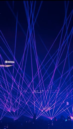 dropsforfun | YO SKRILL DROP IT HARD 🗣️🗣️ DJ: @skrillex b2b @fourtetkieran Song: Skrillex ft. Sirah - Kyoto (Skrillex & Virtual Riot VIP) Event: Proper... | Instagram