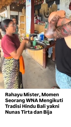 INFO DENPASAR BALI on Instagram: "Rahayu mister, momen seorang WNA mengikuti tradisi Hindu Bali dimana salah satu staf cafe di Amed Karangasem saat mebanten dan sembahyang seorang WNA laki-laki menghapiri dan ingin mencoba tradisi ritual nunas tirta dan bija 🙏😇 Video by VT Fishman Island via @badungpunyacerita"