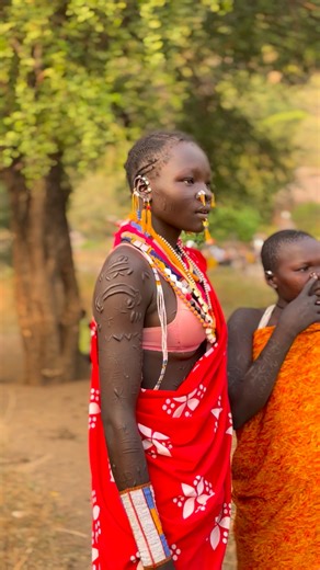 Las chicas de la etnia Larim o Boya de Sudán del Sur forman parte de un pequeño pueblo surmírico que vive en las colinas Boya, en el estado de Eastern Equatoria y cuyo modo de vida gira en torno al pastoreo, la agricultura y las tradiciones orales transmitidas de generación en generación. #inspirationofafrica | Quim Fàbregas