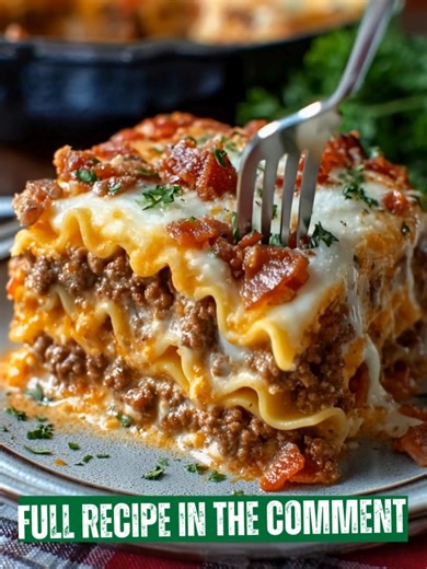 Parmesan Garlic Bacon Cheeseburger Lasagna 😋 Ingredients : → Meat Sauce 1 lb ground beef 2 cloves garlic, minced 2 cups marinara sauce → Bacon Ranch Sauce 1 cup ranch dressing 1 cup grated Parmesan cheese Recipe in First Coʍmеոτ 👇 Enjoy ❤️👇 | Quicker recipes