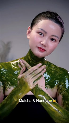 Matcha is rich in antioxidants that help protect the skin, while honey is a natural humectant that helps lock in moisture 🍵🍯✨ #diyskincare #matcha #honey #skincareroutine #koreanskincare