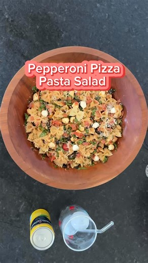Pepperoni Pizza Salad 🍕🥗 This fun back-to-school pasta salad is kid-approved, easy to customize, and the perfect way to get your kids (or nieces/nephews) helping out in the kitchen. 👩‍🍳 If you’ve got a picky eater, you can stop at mozzarella pepperoni and call it a win. #backtoschoolrecipes #pizzasalad #pastasalad #kidfriendlymeals #saladlab #cookingwithlove | The Salad Lab