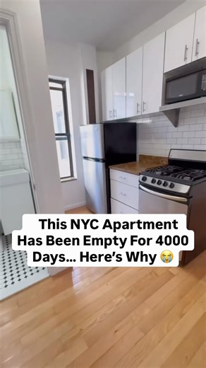 Touring A Manhattan Apartment With A MAJOR Red Flag 😳