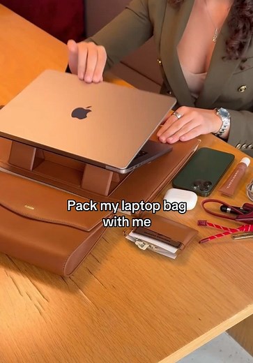 Pack my laptop bag with me: Captain Sleeve Suite edition This bag fits up to a 16 inch laptop has a built-in laptop. Stand has a detachable pouch for laptop, accessories, and the option for a detachable strap. #laptopbag #laptopcase #laptopstand #workessentials #workbag