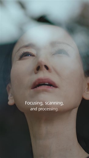 Digital eye strain isn’t just about tired eyes. It can trigger a chain reaction that affects your whole body.​ When your eyes struggle to focus—especially during long hours on screens—the whole vision system works harder. To compensate, your head tilts forward, shoulders round, and your posture shifts.​ Over time, this subtle misalignment can lead to neck and shoulder tension, back pain, and reduced overall comfort. A full-body response to a visual problem.​ As for your eyes themselves, blurred 