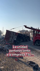 28K views · 152 reactions | Un tráiler que transportaba pacas de aluminio reciclado perdió el control y volcó sobre la carretera #Toluca-#Palmillas.  Algunos curiosos se acercaron al sitio del accidente para llevarse el material. | Factor Mx | Facebook