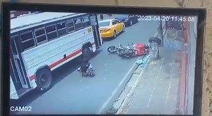 41 reactions · 15 comments | #Nacionales| La imprudencia volvió a ocasionar un accidente de tránsito, cuando una estudiante fue arrollada por un motociclista, al bajarse de un bus del transporte colectivo, el percance se registró en la 2 calle poniente y 7 avenida norte en Barrio San Felipe, San Miguel. | La Paz Times | Facebook