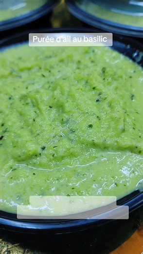 Les avantages d'une purée d'ail au basilic incluent : 1. *Saveur intense* : La combinaison de l'ail et du basilic crée une saveur intense et aromatique. 2. *Facilité d'utilisation* : La purée est facile à incorporer dans les recettes. 3. *Économies de temps* : La purée préparee en avance peut gagner du temps en cuisine. 4. *Bénéfices santé* : L'ail et le basilic ont des propriétés antibactériennes, antivirales et antioxydantes. 5. *Versatilité* : La purée d'ail au basilic peut être utilisée dans