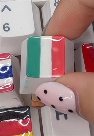 Trả lời @lethiyennhi Vẽ Y cho Lá Cờ Ý! Sau đó Vẽ trên bàn phím của tôi! #drawing #keyboard #custom #italy #vietnam