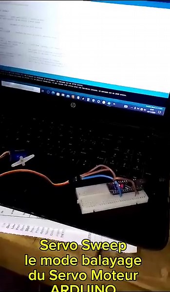 Servo Moteur à base Arduino avec le code du programme {servo Sweep}