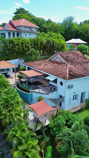 Villa à vendre aux Trois-Îlets✨ Magnifique villa 6P de 220m2 bénéficiant d’une vue mer unique sur Anse Mitan, la baie de Fort-de-France et les Pitons du Carbet. Dès l’entrée nous sommes impressionnés par son vaste séjour cathédrale de 45m2 ouvert sur une terrasse couverte et sa piscine. La partie principale dispose de 4 chambres dont 3 suites climatisées avec rangements et salles de douche. La villa offre une cuisine aménagée et équipée ouverte sur la terrasse. Au niveau inférieur un grand studi