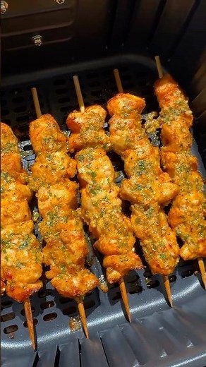 Keto Garlic Parmesan Chicken Skewers in the Air Fryer! 🤤 #easyrecipe #lowcarb #keto #chickenskewers