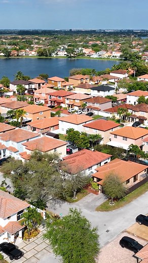 U.S. housing inventory jumped 26% in July, adding nearly 300,000 homes for sale and reaching its highest level since 2017, a sign the market may be resetting as buyers gain more options and negotiating power, though high mortgage rates and prices continue to hold back demand. Discover which housing markets led the way in inventory growth: https://bit.ly/4g31LIB | Homes.com