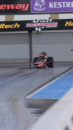 🔥 SLINGSHOT POWER 🔥 Slingshot Dragster “Bond, Hannis & Osbourne” Raw power old-school attitude = pure drag racing energy ⚡🏁 #bondhannisosborne #slingshotdragster #vintagedragster #burnout #dragracinguk #oldschooldragracing #dragracingforall #dragster | Dragracingforall