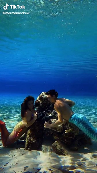 Kiss the girl but make it Mermaid and Merman? Got it! With my bestie @guardianofthesprings #fairytail #storybook #floridalife #Florida #mermanoftiktok #mertailor #Merman #Mermen #thelittlemermaid #littlemermaid #kissthegirl #yas #gayfyp #photoshoot #Halloween #cosplay #underwater #underwatermodel #theater