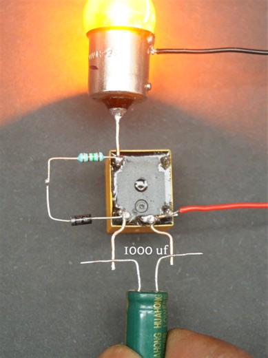 Capacitor Blinker Experiment: Fun DIY Electronics Project