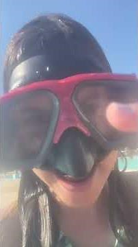 Eu na piscina com uma amiga que tivemos conexão muito boa.