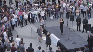 Why This Woman Organized Mass Tinder Date With Dozens of Men