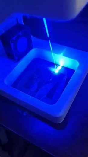 FreakyTechnician on Instagram: "Follow @freakytechnician for more! 日本利用压电瓷砖将脚步转化为电能。这些瓷砖捕捉来自你脚步的动能。当你行走时,你的重量和动作会对瓷砖产生压力。瓷砖会轻微弯曲,从而产生机械应力。瓷砖内部的压电材料将这种应力转化为电能。每一步都会产生少量电荷,而数百万步结合在一起就能产生足够的电力来驱动LED灯、数字显示屏和传感器。在像涩谷车站这样繁忙的地方,每天大约有240万个脚步为这一系统作出贡献。这些电能可以被储存或立即使用,从而减少对传统电力来源的依赖,并支持可持续的城市基础设施。这种方法将日常运动转化为实用的可再生能源 #日本#知识#事实#你知道吗#推荐科技 创新 历史 技术 实验 热门"