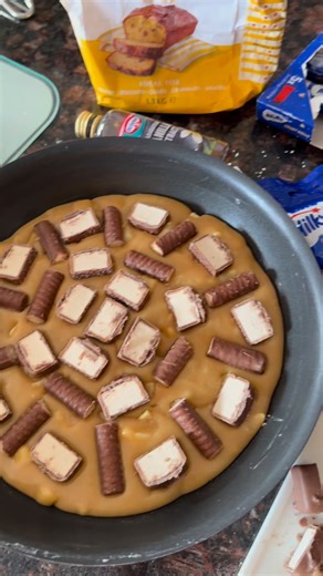 TheGoodMoodFoodie ~ RuthFannin on Instagram: "🌟 MILKY WAY BLONDIE SKILLET 🌟 I didn’t think anything could beat my cornflake tart blondie skillet but… absolutely speechless, I’m giving myself a full pat on the back for this one 🩵 Ingredients 💫 190g butter 160g light brown sugar 90g caster sugar 265g plain flour 1 tbsp cornflour 2 large eggs 1 tsp vanilla extract 150g white chocolate 4 Milky Way bars 3 Milky Way Crispy Rolls 100g Milky Way Magic Stars Recipe 😋 1. Grease a skillet and preheat