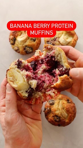Banana Berry Protein Muffin Recipe 🤤💛👇 Here’s what you need 👏💪👊 3 ripe bananas (2 mashed, 1 sliced on top) 4 large eggs 1/2 cup maple syrup 1/4 cup melted coconut oil 1 cup vanilla protein powder 1/4 cup tapioca flour 1 tsp baking powder 1 cup heaped frozen berries Mash the bananas in a bowl then whisk the 4 eggs in to make a thick wet paste. Add in the maple, coconut oil, protein and flours, whisking as you go until well combined. Stir through the cup of berries, pour out evenly into a la