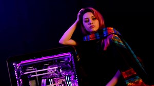 My Boss's build is the definition of overkill xD A Threadripper is a whole lot of processor, like you would think he bought it for video editing, home server, a massive backup, aircraft simulations, etc.... . But he really made it to have 80 chrome tabs open on 2 monitors ~-EFFICIENT-~ Lmao and this build is so sturdy I sat on it to pose for photos . [Las Piezas! Haz click para apoyarnos!] Asus Prime x399 - https://amzn.to/2Yqqs9w 1070Ti Titanium - https://amzn.to/2Yt9lDS WD RED 8TB - https://am