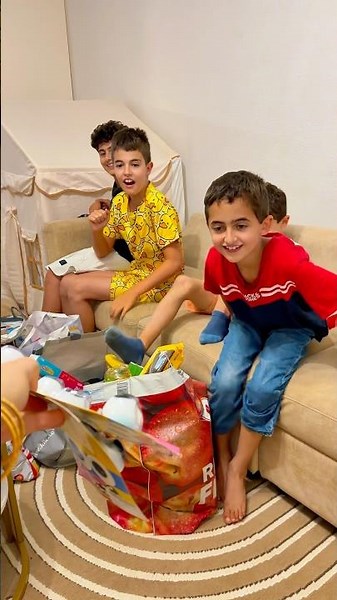 فاجئت خلودة واولاد خالتو بهدية عشكل عيون😳
