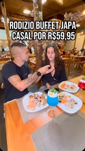 Vamo BH - As melhores dicas de BH ✌️ on Instagram: "RODÍZIO DE BUFFET JAPA CASAL A R$59,95 POR PESSOA! 💲🥢 @sushimixlounge O maior buffet de comida japonesa aqui em BH, com diversas opções até pra quem não é tão fã de peixe cru. O buffet é reposto à noite toda, então o horário que você chegar terá as peças, tem muita peça diferente. Além das peças de comida japonesa, tem a parte de fritos e comidas em geral, como yakisoba, carne com legumes, camarão grelhado, rolinhos primavera, doces, etc. Pag