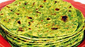 Palak Paratha हिवाळ्यात खा गरमागरम पौष्टिक पालक पराठा