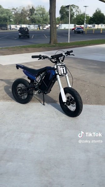 Exploring the E-Box Dragster: Performance and Features