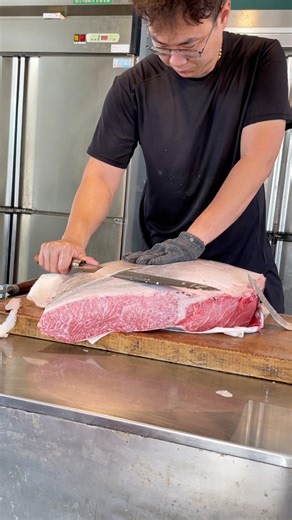 19K views · 148 reactions | Amazing!Superb fish scale removal skills東港黑鮪魚專賣區 22號「河」生魚片 | 94愛七桃 | Facebook