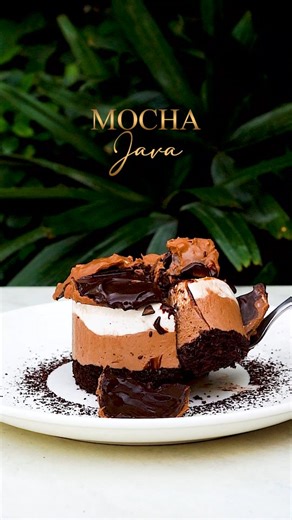 A divine fusion of coffee and chocolate — layered perfection called Mocha Java.🤩 Spoon into luxury — the perfect blend of mocha and magic awaits.✨️ 𝑭𝒐𝒓 𝑩𝒐𝒐𝒌𝒊𝒏𝒈𝒔, 𝒄𝒂𝒍𝒍 𝒏𝒐𝒘 𝒂𝒕: ✆ 0322-2247111 #restaurant #londoncourtyard #londoncourtyardmultan #dessertlover #mochajava #dessert #chocolate #coffee #weatherdemand #lcy #breakfasttime #thelcyvibe #multan #lahore #foodblogger #foodpics #foodlover #foodies #foodiesofmultan #somethingspecial #desitwist #heartybreakfast #teaoclock #all