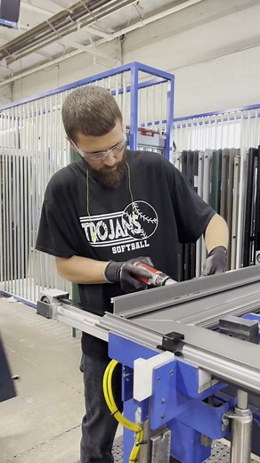 Montaje de puertas de tormenta en equipo