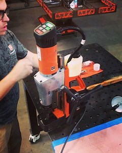 The Slugger by FEIN JCM 200 Auto is a light, smart, fully automatic 2-speed machine! 💪🏻⚡️ . Features: • Time and cost savings in large volume drilling due to digitally controlled drill feed. • Predictable work times on contract and serial work thanks to repeatable and consistent drilling times. • Universal operation, such as tapping in manual machine mode using forward/reverse and the MK3 interface. • Slugger high-power motor with stable speed. • Integrated cooling tank. • High magnetic holdin