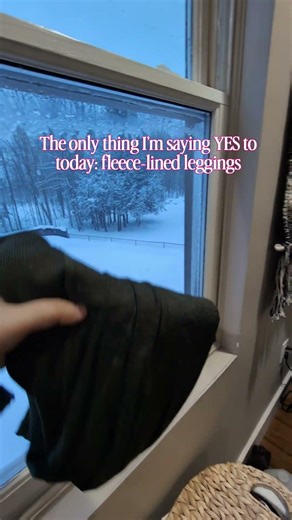 Fleece-lined leggings: the undisputed MVP of -5 degrees. 🥶✨ #yesgirl #shorts #wintervibes