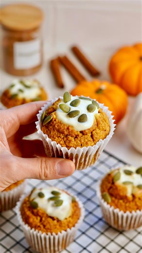 FloFlo|Healthy Recipes on Instagram: "🎃🧁Pumpkin Cream Cheese Muffins – a cosy autumn treat made healthy Reasons to love this recipe: ✅ made with wholesome ingredients ✅ no refined sugar ✅ soft, moist & full of autumn spices ✅ cream cheese filling just like the coffee-shop version ✅ easy one-bowl recipe with @magimixuk food processor Comment ‘SAVE’ and I’ll send you the link to the recipe 🤗🎃 Or visit my website https://healthyfloflo.com/pumpkin-cream-cheese-muffins/ 🧡Magimix food processor m