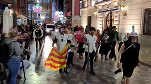 👯👯 En Directo: En el desfile del Carnaval de Cartagena en la Puerta de Murcia en estos momentos desfilando todas las comparsas en dirección plaza de Juan XXIII que pasarán también por la Calle Canales. | Sergio Nova Ocio