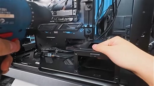 装机线材杂乱无章？华硕GR701创世神机箱隐藏理线超整洁，告别桌面凌乱困扰。独特模块化设计，轻松走线不头疼，搭配独立电源仓与背板开孔，安装更便捷。玩家实测：装机