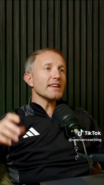 One of the biggest gaps between grassroots and pro players is simple. Pros already know what is next before the ball arrives. Grassroots players often only decide after they receive it, and by then the pressure is already there. 🎙️ Watch the full episode on YouTube or Spotify! 🏷️ Our Black Friday sale is live, get up to 75 percent off at playgreatsoccer.com 📲 Download our App to plan better sessions, link in bio #CoachingTips #PlayerDevelopment #YouthSoccer #GrassrootsSoccer #FootballCoaching