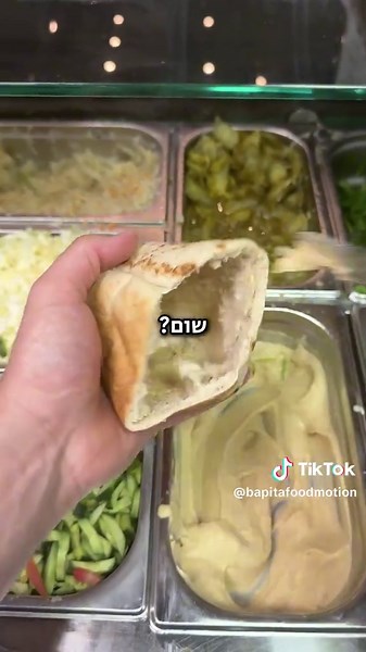 הסרטון הזה לא מנסה להיות ויראלי. הוא לא עם מוזיקה דרמטית ולא עם קצב עריכה מהיר. הוא פשוט אתה, מאחורי העיניים שלי, רואה איך מכינים סביח – אמיתי, בפס, בלי פוזה. שים ראש, תירגע, ותן לעצמך להרגיש כאילו אתה זה שעושה את זה. ברוך הבא לעמדה שלי. #בפיתהאוכלורגש #טירתכרמל #סביח #פלאפל #מצלמתגוף