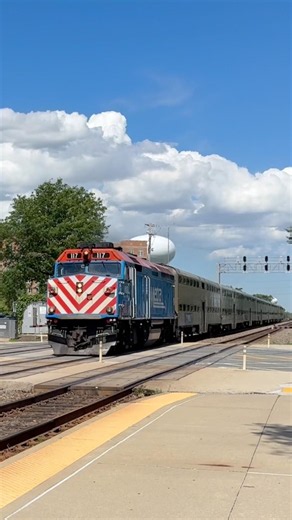 Metra F40PH with a horn show in La Grange